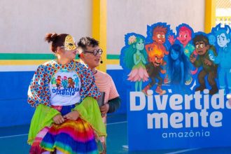 Crianças e adolescentes em evento sobre bem-estar e inteligência emocional em escola.