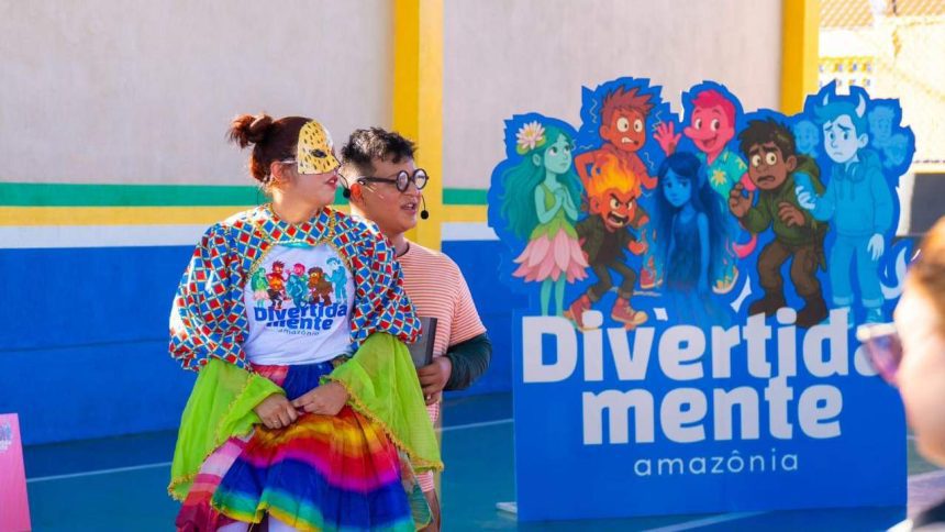 Crianças e adolescentes em evento sobre bem-estar e inteligência emocional em escola.