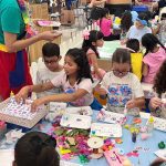 Crianças participam de atividade artística em evento do Dia das Crianças no Millennium Shopping