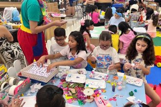 Crianças participam de atividade artística em evento do Dia das Crianças no Millennium Shopping