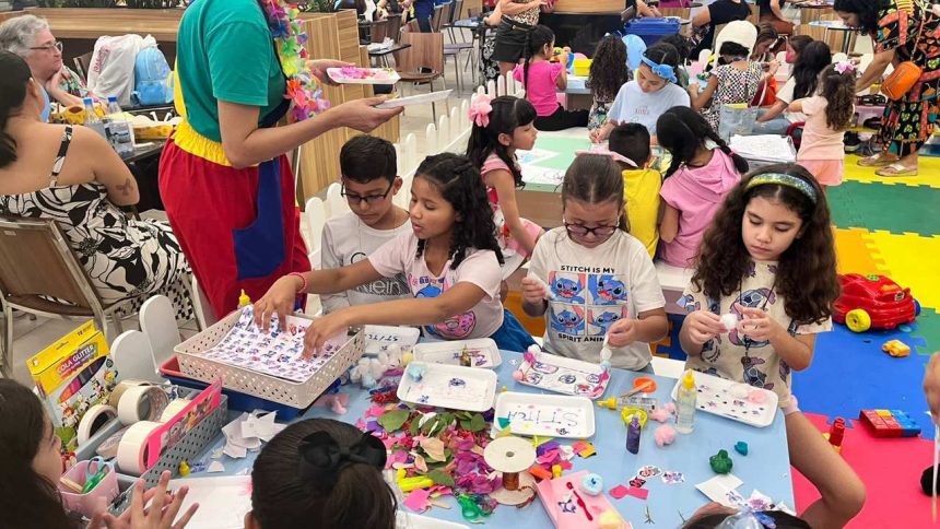 Crianças participam de atividade artística em evento do Dia das Crianças no Millennium Shopping
