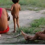 Crianças Yanomami em meio ambiente, imagem de relatório Unicef e HAY sobre mortes.