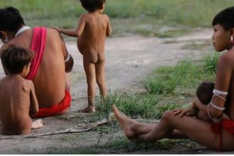 Crianças Yanomami em meio ambiente, imagem de relatório Unicef e HAY sobre mortes.