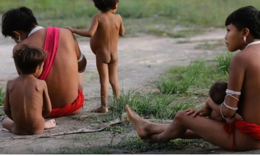 Crianças Yanomami em meio ambiente, imagem de relatório Unicef e HAY sobre mortes.