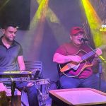 Daniel Gomes e Elmer Cruz tocando em um show no Millennium Shopping.