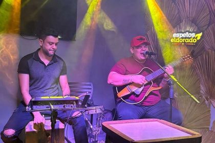 Daniel Gomes e Elmer Cruz tocando em um show no Millennium Shopping.