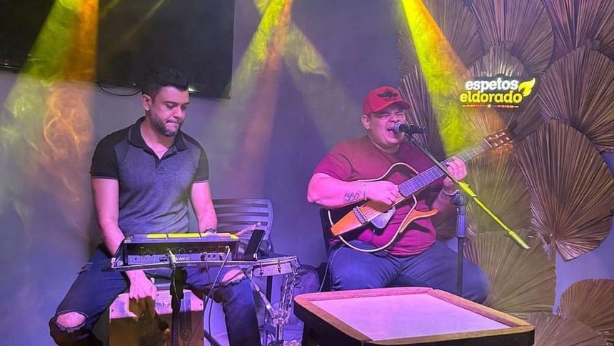 Daniel Gomes e Elmer Cruz tocando em um show no Millennium Shopping.