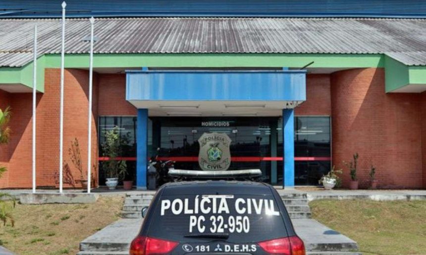 Delegacia de Polícia Civil com carro da polícia em frente.