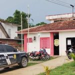 Delegacia de Polícia Civil com viatura e motos estacionadas em frente.