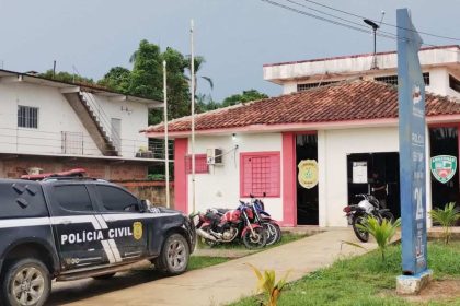 Delegacia de Polícia Civil com viatura e motos estacionadas em frente.