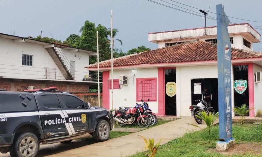 Delegacia de Polícia Civil com viatura e motos estacionadas em frente.
