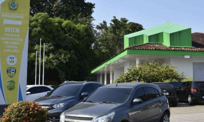Delegacia Especializada em Crimes Contra a Mulher em Manaus, com carros estacionados.