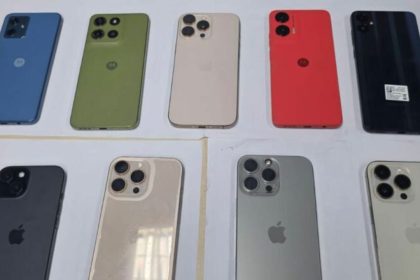 Diversos iPhones e celulares Motorola expostos em mesa, possivelmente roubados.