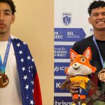 Dois jovens com medalhas em evento esportivo, um com bandeira dos EUA e outro com mascote.