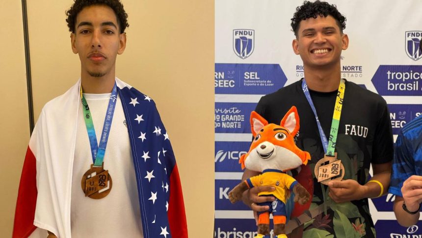 Dois jovens com medalhas em evento esportivo, um com bandeira dos EUA e outro com mascote.