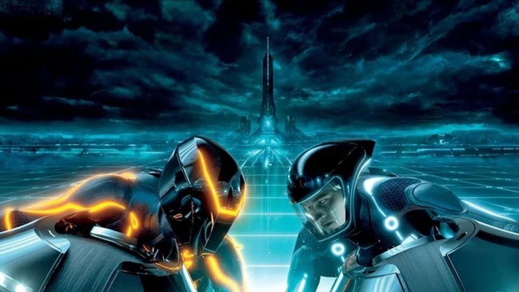 Dois personagens em trajes futuristas pilotando motos de luz em um cenário digital.