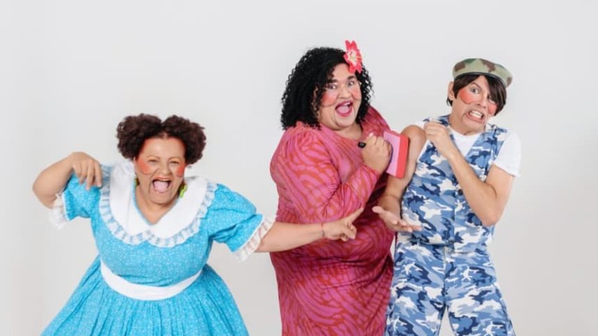 Elenco de 'Dona Batata' em apresentação teatral, com figurinos coloridos e expressões exageradas.