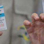 Embalagem de Fomepizole Injection, antídoto contra intoxicação por metanol, sendo segurada pela mão de uma pessoa.