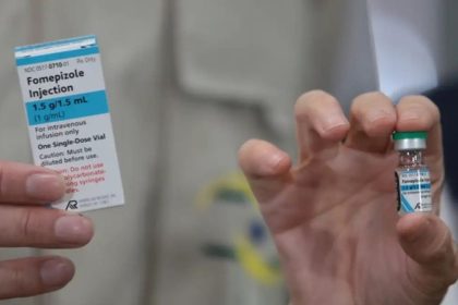 Embalagem de Fomepizole Injection, antídoto contra intoxicação por metanol, sendo segurada pela mão de uma pessoa.