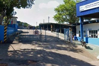 Entrada da Bertolini da Amazônia em Manaus, com portão e área de acesso.