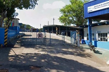 Entrada da Bertolini da Amazônia em Manaus, com portão e área de acesso.