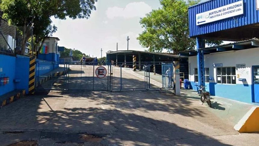Entrada da Bertolini da Amazônia em Manaus, com portão e área de acesso.