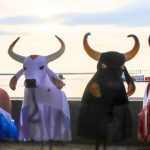 Esculturas de bois-bumbá em evento cultural em Manaus, comemorando 356 anos da cidade.