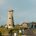 Estátua de Dom Quixote em frente à Universidade Nilton Lins e um moinho de vento.
