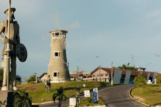 Estátua de Dom Quixote em frente à Universidade Nilton Lins e um moinho de vento.