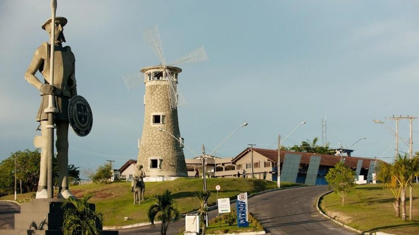Estátua de Dom Quixote em frente à Universidade Nilton Lins e um moinho de vento.