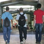 Estudantes caminhando no campus da UFAM, indo para aulas de pós-graduação.