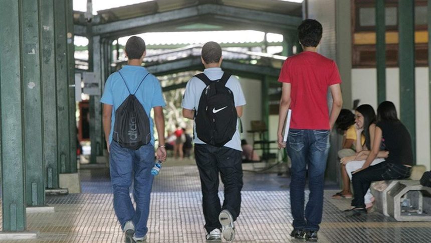 Estudantes caminhando no campus da UFAM, indo para aulas de pós-graduação.