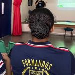 Estudantes em oficina de passarela, com foco na autoestima e novas perspectivas.