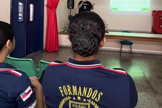 Estudantes em oficina de passarela, com foco na autoestima e novas perspectivas.