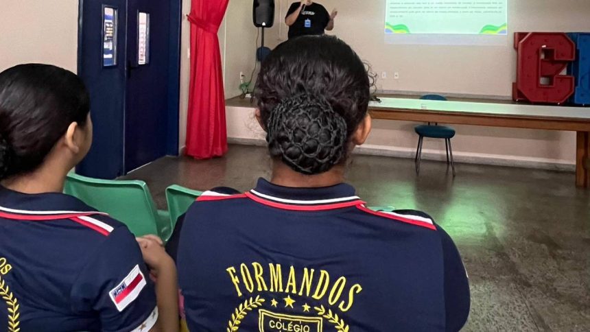 Estudantes em oficina de passarela, com foco na autoestima e novas perspectivas.