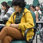 Estudantes em sala de aula, possivelmente aguardando vestibular.