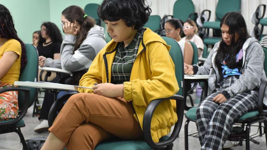 Estudantes em sala de aula, possivelmente aguardando vestibular.