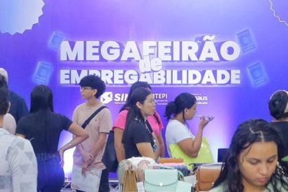 Evento Mega Feirão de Empregabilidade com pessoas em frente a um banner.