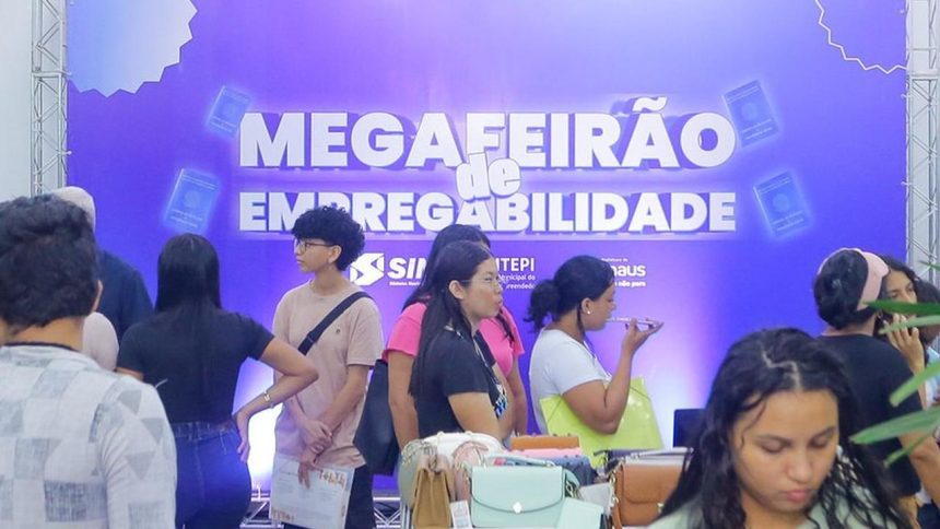 Evento Mega Feirão de Empregabilidade com pessoas em frente a um banner.