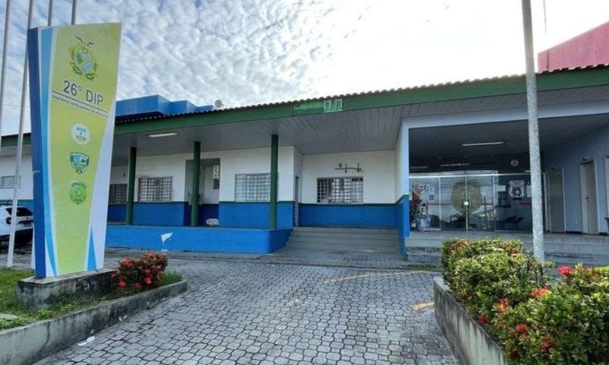 Fachada da 26º DIP (Distrito Integrado de Polícia) em Manaus, com céu nublado.
