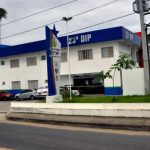 Fachada da delegacia 23º DIP em Manaus, local onde mulher foi presa por furtos.