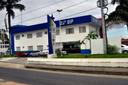 Fachada da delegacia 23º DIP em Manaus, local onde mulher foi presa por furtos.
