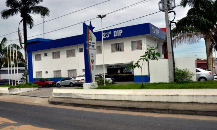 Fachada da delegacia 23º DIP em Manaus, local onde mulher foi presa por furtos.