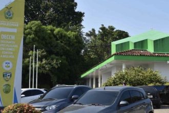 Fachada da Delegacia Especializada em Crimes Contra a Mulher (DECCM) em Manaus, Amazonas.