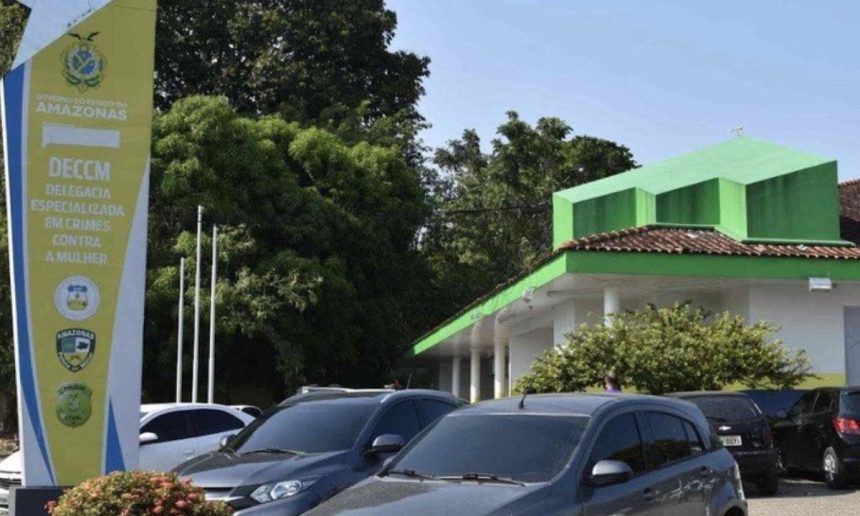 Fachada da Delegacia Especializada em Crimes Contra a Mulher (DECCM) em Manaus, Amazonas.