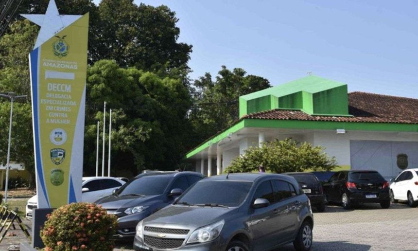 Fachada da Delegacia Especializada em Crimes Contra a Mulher (DECCM) em Manaus, Amazonas.