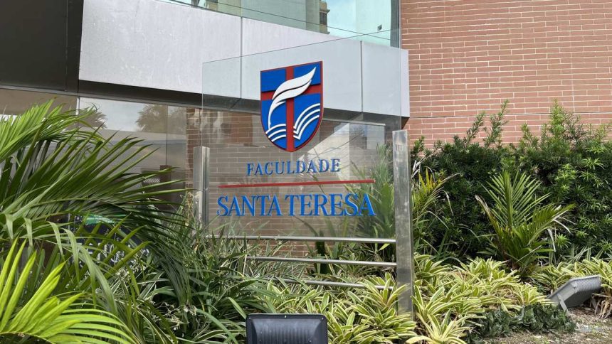 Fachada da Faculdade Santa Teresa com logotipo e vegetação.