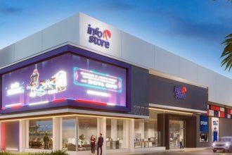 Fachada da Info Store, com letreiro e promoções em destaque.