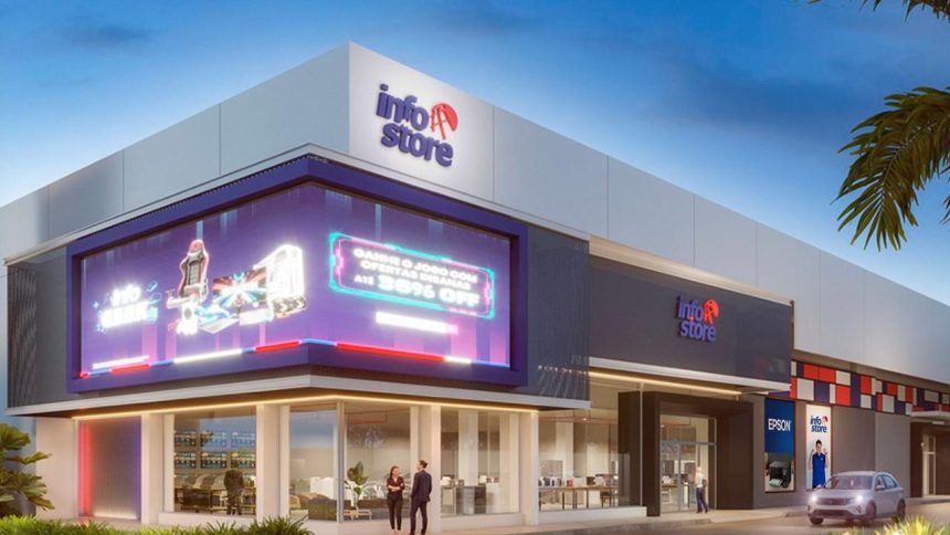 Fachada da Info Store, com letreiro e promoções em destaque.