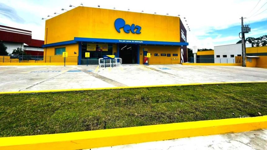 Fachada da loja Petz, com letreiro e entrada para clientes.